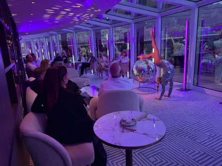 contorsionniste Grand Prix Monaco, boule à facettes événement, MSC Explora divertissement, Grand Prix Monaco entertainment, événement yacht luxe Monaco, contorsionniste événement Monaco, Bob Sinclar Monaco, entertainment Grand Prix Monaco, contorsionniste événement luxe, divertissement Monaco Grand Prix