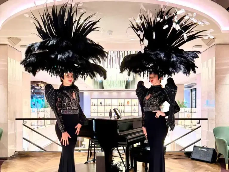 personnages plumes Monaco Grand Prix, artistes déambulation accueil luxe, haute couture événement Monaco, MSC Explora divertissement, personnages accueil événement luxe, coiffe plumes événement corporate, personnages déambulatoires Grand Prix, accueil luxe Monaco, personnages plumes gala, divertissement Monaco Grand Prix yacht