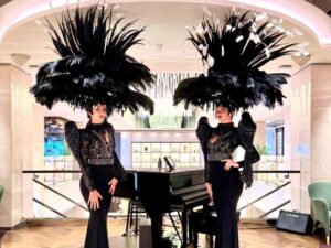 personnages plumes Monaco Grand Prix, artistes déambulation accueil luxe, haute couture événement Monaco, MSC Explora divertissement, personnages accueil événement luxe, coiffe plumes événement corporate, personnages déambulatoires Grand Prix, accueil luxe Monaco, personnages plumes gala, divertissement Monaco Grand Prix yacht