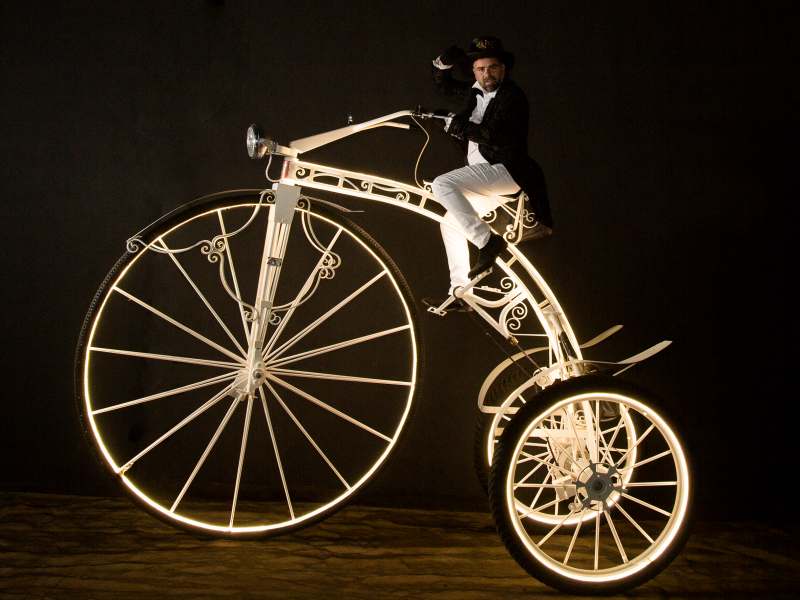 vélo géant lumineux, animation lumineuse, spectacle déambulatoire, animation événementielle originale, artiste déambulatoire, spectacle lumineux, animation LED, animation événement entreprise, animation festival, animation événementielle haut de gamme