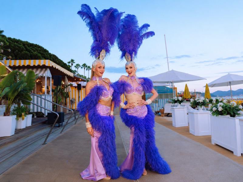 filles plumes Cannes, artistes déambulation plumes plage Cannes, animation accueil luxe Cannes, personnages plumes événement privé Côte d'Azur, agence artistique Cannes