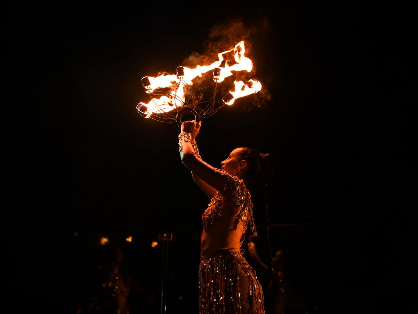 artistes du feu, jonglerie de feu, danse de feu, final pyrotechnique, spectacle de feu soirée privée, animation événementielle Cannes, événement de marque, villa privée Cannes, Côte d'Azur